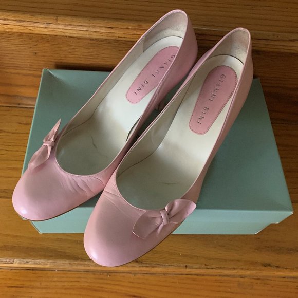 Barbiecore! Dusty Pink "EMBRACE" Pumps by Gianni Bini - Round Toe with Side Bows - Picture 6 of 7